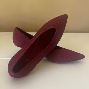 Vivaia Stella Pointed-Toe Kitten Heels in Bordeaux Red. Size 37.5 (7)